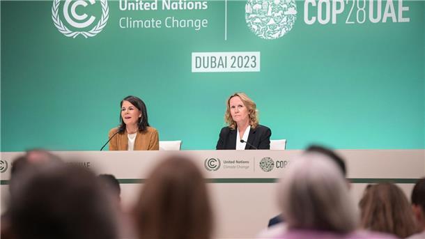 Baerbock mahnt Blockierer auf Klimagipfel Bundesaußenministerin Annalena Baerbock (l) und Bundesumweltministerin Steffi Lemke sprechen auf einer Pressekonferenz auf der UN-Klimakonferenz in Dubai.