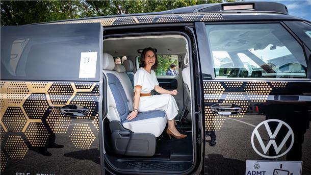 Bundesaußenministerin Annalena Baerbock sitzt in Austin in einem selbstfahrenden Auto von VW-USA und Mobileye.