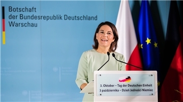 Bundesaußenministerin Annalena Baerbock spricht bei den Feierlichkeiten zum Tag der deutschen Einheit in Warschau.