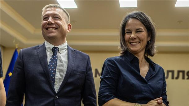 Baerbock an Putin: Verschleppte Kinder müssen nach Hause Bundesaußenministerin Annalena Baerbock traf auch den Umweltminister der Ukraine, Ruslan Strilets.