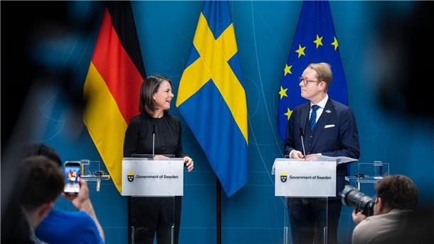 Nato-Streit mit Türkei bestimmt Baerbocks Nordeuropa-Reise Bundesaußenministerin Annalena Baerbock und ihr schwedischer Amtskollege Tobias Billström in Stockholm.