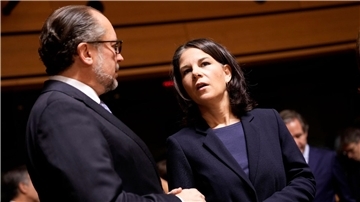 Bundesaußenministerin Annalena Baerbock und ihr österreichischer Amtskollege Alexander Schallenberg beim Treffen der EU-Außenminister in Luxemburg.
