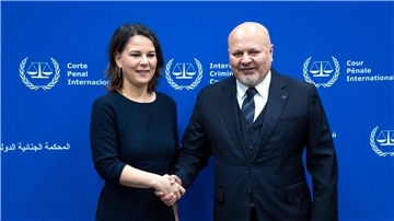 Bundesaußenministerin Annalena Baerbock wird am Internationalen Strafgerichtshof von Chefankläger Karim Ahmad Khan begrüßt.