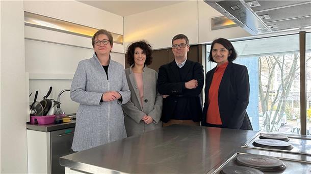 Bundesbauministerin Klara Geywitz (v.l.n.r.) besucht ein Studentenwohnheim und steht mit Julia Böhnke von der Gewerkschaft Verdi, Matthias Anbuhl, Vorstandschef Deutsches Studierendenwerk, und Petra Mai-Hartung, Geschäftsführerin Studierendenwerk Berlin, in der Küche.