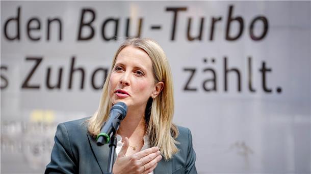 Bundesbauministerin Verena Hubertz. Die Bundesregierung will über schnellere Genehmigungen den schleppenden Wohnungsbau in Schwung bringen. (Archivbild)