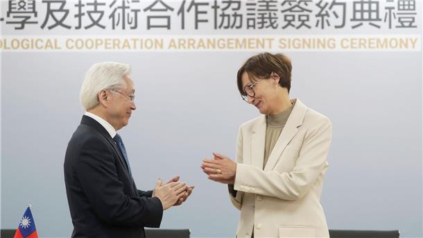 Bundesministerin verärgert China mit Tech-Trip nach Taiwan Bundesbildungsministerin Bettina Stark-Watzinger trifft ihren taiwanesischen Amtskollegen Tsung-Tsong Wu in Taipeh.