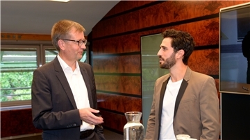 Bundesdrogenbeauftragter Burkhard Blienert (l), unterhält sich am Set von „GZSZ“ mit Schauspieler Jan Kittmann, dessen Figur seit einigen Monaten zurück in die Glücksspielsucht gefallen ist und nun mit den Konsequenzen kämpft.