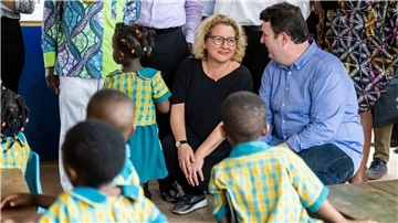 Bundesentwicklungsministerin Svenja Schulze und Bundesarbeitsminister Hubertus Heil besuchen eine Schule der Sunbeam Foundation in Ghana.