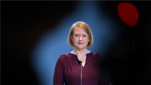 Kindergrundsicherung: mittelfristig sechs Milliarden Euro Bundesfamilienministerin Lisa Paus (Bündnis 90/Die Grünen) wollte zuerst 12 Milliarden Euro pro Jahr für die Kindergrundsicherung.