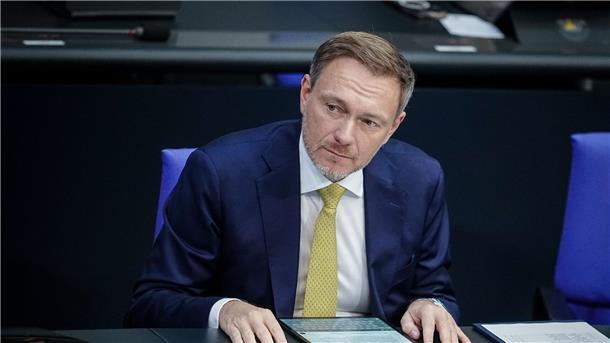 Bundesfinanzminister Christian Lindner auf der Regierungsbank im Bundestag.