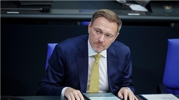 Bundesfinanzminister Christian Lindner auf der Regierungsbank im Bundestag.