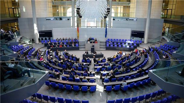 Lindner kann durchatmen: Schuldenbremse hält trotz Krediten Bundesfinanzminister Christian Lindner (FDP) spricht bei der Plenarsitzung im Deutschen Bundestag.