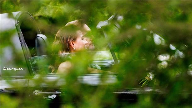 Bundesfinanzminister Christian Lindner (FDP) und seine Frau Franca Lehfeldt steigen nach der kirchlichen Trauung auf Sylt in einen Porsche Targa.