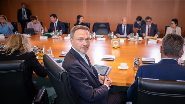 Bundesfinanzminister Christian Lindner vor Beginn der Sitzung des Bundeskabinetts im Kanzleramt.