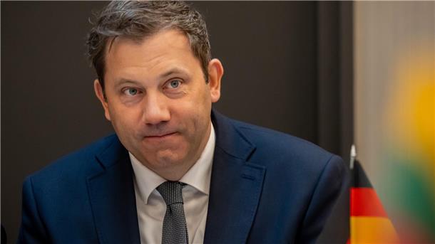 Klingbeil schwört Koalition auf größere Sparzwänge ein Bundesfinanzminister Lars Klingbeil (SPD) erinnert seine Kabinettskolleginnen und -kollegen ans Sparen. (Archivbild)