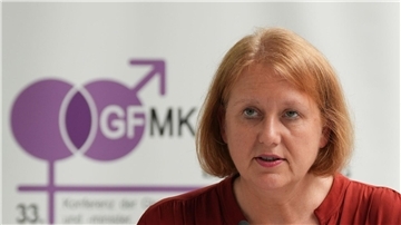 Bundesfrauenministerin Lisa Paus spricht auf der Pressekonferenz zum Abschluss der Konferenz der Gleichstellungs- und Frauenministerinnen und -minister (GFMK) in Potsdam.