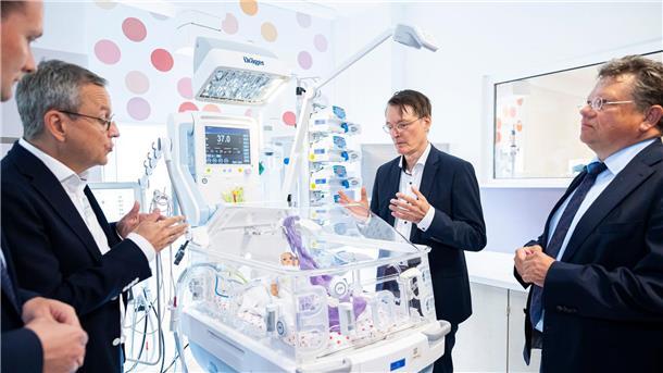 Bundesgesundheitsminister Karl Lauterbach (2.v.r.) sagt, die geplante Krankenhausreform werde die Bedingungen für Kinderkrankenhäuser verbessern.