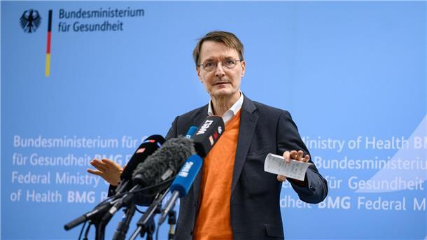 Anhaltender Medikamentenmangel erwartet Bundesgesundheitsminister Karl Lauterbach (SPD) bei einem Pressetermin in Berlin.