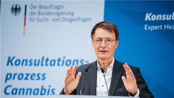 Regierung arbeitet an „Riesengesetz“ für Cannabis-Freigabe Bundesgesundheitsminister Karl Lauterbach (SPD) spricht in Berlin über die geplante, kontrollierte Abgabe von Cannabis an Erwachsene.