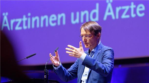 Bundesgesundheitsminister Karl Lauterbach spricht bei der Eröffnungsveranstaltung des 127. Deutschen Ärztetages.
