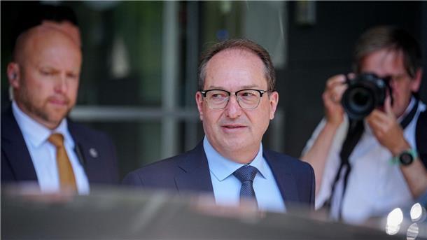 Merz: Zurückweisung von Asylsuchenden bleibt möglich Bundesinnenminister Alexander Dobrindt (CSU) beantwortete bei der Vorstellung eines Lagebilds zur Cyberkriminalität auch Fragen zu den Grenzkontrollen.
