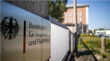 Bundesinnenminister Alexander Dobrindt (CSU) hat das Bundesamt angewiesen, die Widerrufsprüfungen für syrische Staatsangehörige wieder aufzunehmen. (Symbolbild)