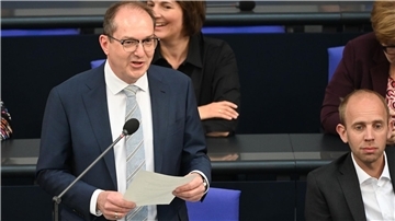 Bundesinnenminister Alexander Dobrindt (CSU) hat die verschärften Grenzkontrollen verteidigt.
