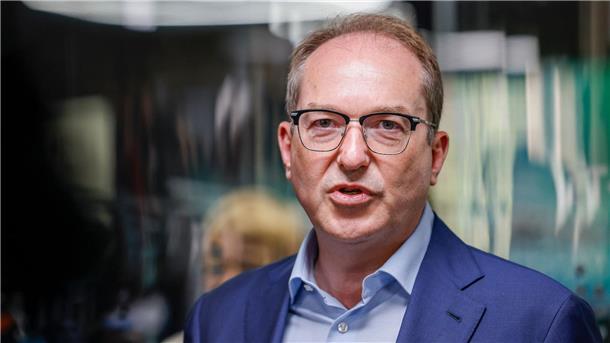 Dobrindt lädt zum „Migrationsgipfel“ auf der Zugspitze Bundesinnenminister Alexander Dobrindt (CSU) will mit Amtskollegen aus mehreren Nachbarstaaten über das Gemeinsame Europäische Asylsystem (GEAS) sprechen.
