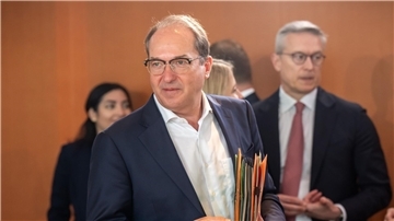 Bundesinnenminister Dobrindt will die Grenzkontrollen verlängern. 