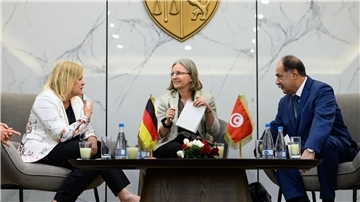 Bundesinnenminister Nancy Faeser (l) spricht in Tunis mit ihrem tunesischen Amtskollegen Kamel Fekih.