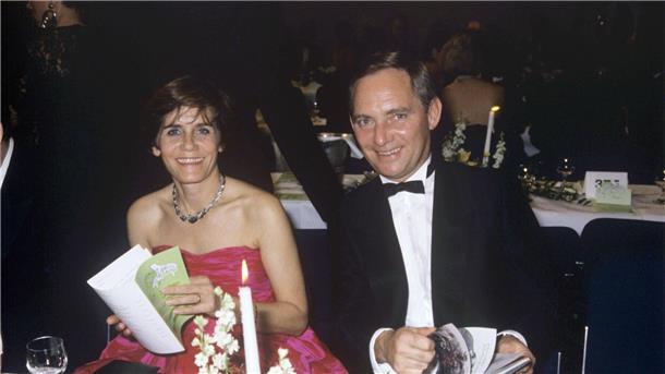 Trauer um Schäuble: „Gigant des Parlamentarismus“ gestorben Bundesinnenminister Wolfgang Schäuble und seine Frau Ingeborg 1988 auf dem Bundespresseball in Bonn.