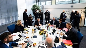 Bundesinnenministerin Nancy Faeser (2.v.l), Verdi-Chef Frank Werneke (r.), der dbb-Vorsitzende Ulrich Silberbach (M.) und weitere Teilnehmer zu Beginn der dritten Tarifverhandlungsrunde in Potsdam.