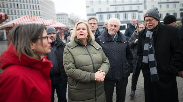 Bundesinnenministerin Nancy Faeser Bremen hat bei einem Besuch am Bremer Hauptbahnhof den Einsatz der „Quattro-Streifen“ gelobt. Dabei gehen Kräfte von Bremer Polizei, Bundespolizei, DB Sicherheit und Ordnungsamt gemeinsam Streife. 