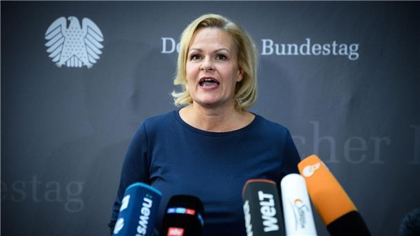 Bundesinnenministerin Nancy Faeser nach ihrer Teilnahme an der Sitzung des Innenausschusses im Deutschen Bundestag.