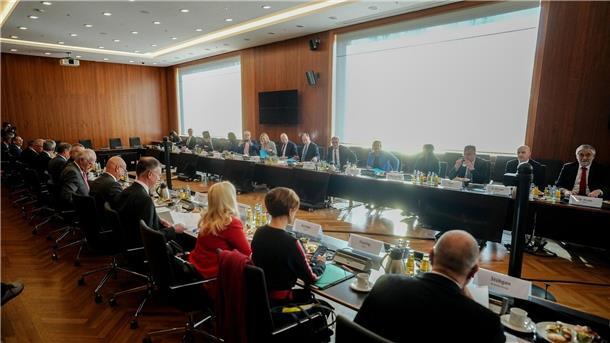 Bundesinnenministerin Nancy Faeser (SPD, 5.v.r) eröffnet den Flüchtlingsgipfel mit Vertretern der Innenministerkonferenz und der kommunalen Spitzenverbände.