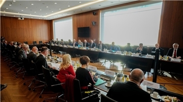 Bundesinnenministerin Nancy Faeser (SPD, 5.v.r) eröffnet den Flüchtlingsgipfel mit Vertretern der Innenministerkonferenz und der kommunalen Spitzenverbände.