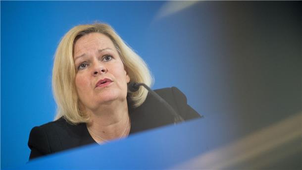 Bundesinnenministerin Nancy Faeser (SPD) hielt Binnengrenzkontrollen anfangs für keine gute Idee. Inzwischen ist sie anderer Meinung - auch weil die Begrenzung irregulärer Migration inzwischen ein Anliegen ist, hinter dem alle drei Koalitionspartner stehen. (Archivfoto)