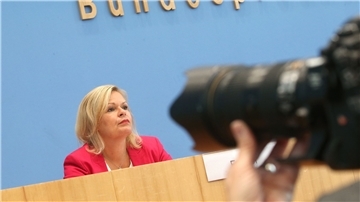 Bundesinnenministerin Nancy Faeser (SPD) nimmt vor der Bundespressekonferenz an der Vorstellung des vom Bundeskriminalamt veröffentlichten Lagebericht zur Organisierten Kriminalität teil.