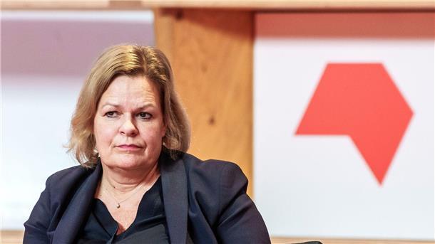 Mehr Gewalt gegen Frauen: Faeser für elektronische Fußfessel Bundesinnenministerin Nancy Faeser (SPD) plädiert für harte Strafen, verpflichtende Anti-Gewalt-Trainings und die elektronische Fußfessel, um Frauen besser vor Gewalt zu schützen. (Archivfoto)