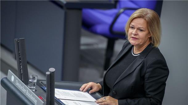 Bundesinnenministerin Nancy Faeser (SPD) verweist in ihrer Rede auf das Scheitern der Demokratie in der Weimarer Republik.
