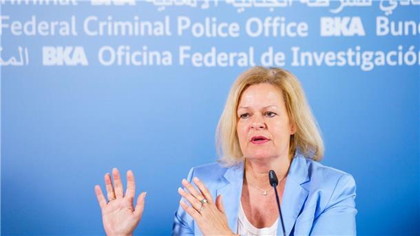 Erneut steigende Tendenz bei Cyberangriffen 2023 Bundesinnenministerin Nancy Faeser stellt das „Bundeslagebild Cybercrime 2023“ vor.