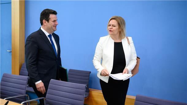 Ausbildungsgarantie und Fachkräfteeinwanderung beschlossen Bundesinnenministerin Nancy Faeser und Bundesarbeitsminister Hubertus Heil vor Beginn einer Pressekonferenz in Berlin.