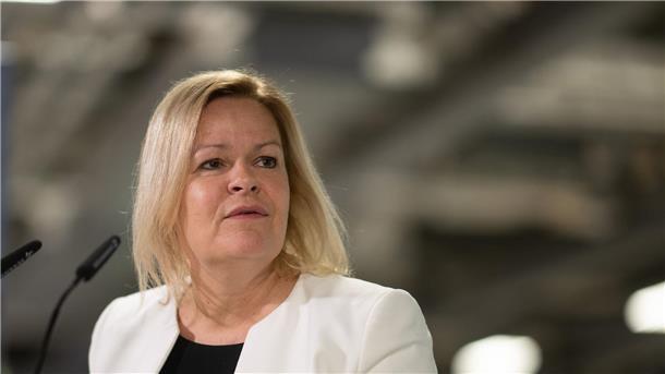 Bundesinnenministerin Nancy Faeser will „pragmatische Lösungen finden, um die vielerorts angespannte Unterbringungssituation zu lösen.“