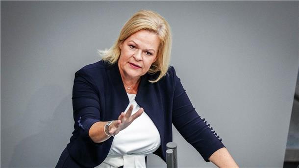 Faeser: Grenzkontrollen zu Polen, Tschechien in Vorbereitung Bundesinnenministerin Nancy Faeser wünscht sich eine europäische Lösung in der Migrationspolitik.