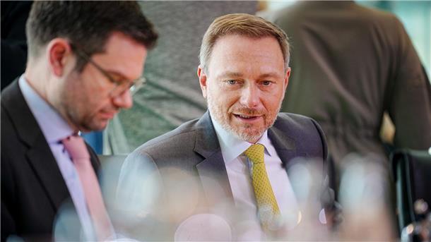 FDP-Politiker für kürzere Aufbewahrungsfristen für Belege Bundesjustizminister Marco Buschmann (l) und Bundesfinanzminister Christian Lindner (beide FDP) nehmen an einer Sitzung des Bundeskabinetts im Bundeskanzleramt teil.