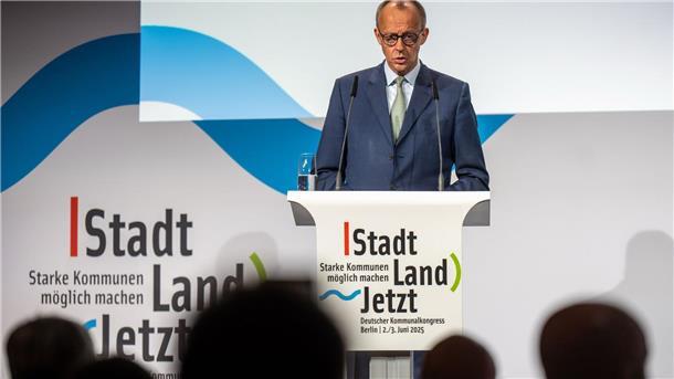 Merz: Zurückweisung von Asylsuchenden bleibt möglich Bundeskanzler Friedrich Merz (CDU) äußert sich beim Kommunalkongress des Deutschen Städte- und Gemeindebundes auch zur Gerichtsentscheidung, die Zweifel an der Rechtmäßigkeit des Vorgehens der Bundesregierung an den Grenzen anführt.