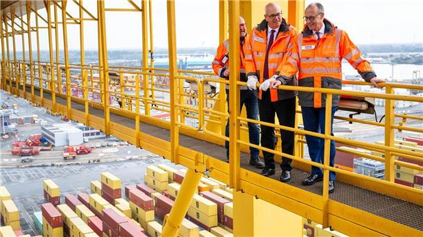 Bundeskanzler: Bremerhaven ist strategisch bedeutend Bundeskanzler Friedrich Merz (CDU) hat den Bremer Senat getroffen und gemeinsam mit Bürgermeister Andreas Bovenschulte (SPD) eine Fahrt durch das Hafengelände in Bremerhaven unternommen.