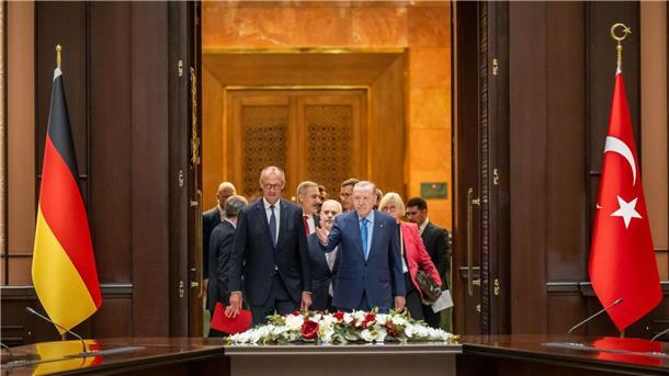 Bilder des Tages Bundeskanzler Friedrich Merz kommt neben Recep Tayyip Erdoğan, Präsident der Türkei, zu einem Gespräch im Präsidentenpalast.