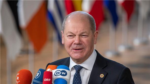 Preisdeckel für Gas kommt - Hilferuf aus Kiew Bundeskanzler Olaf Scholz äußert sich bei der Ankunft zum Gipfeltreffen in Brüssel gegenüber Medienvertretern.