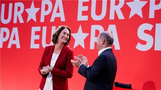Bundeskanzler Olaf Scholz applaudiert für Katharina Barley, SPD-Spitzenkandidatin für die Europawahl.